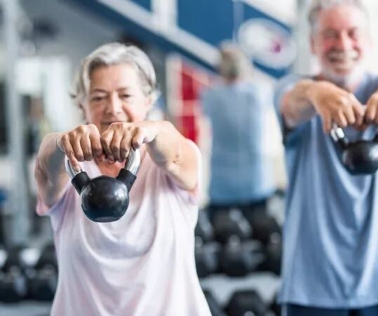 Bygg starkare ben: Forskningen om stötbelastning och säker träning vid benskörhet